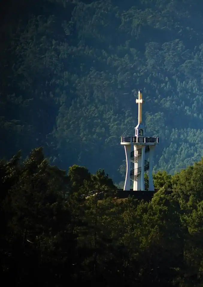 Torre miradouro com escadaria exterior e cruz no Monte de Cadafaz, em Ribeiradio, Oliveira de Frades.