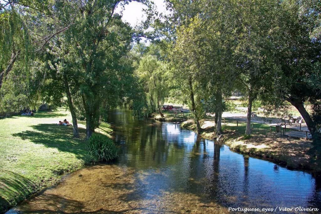 Rio e margens relvadas na Praia Fluvial de Pouves, em São Pedro do Sul.