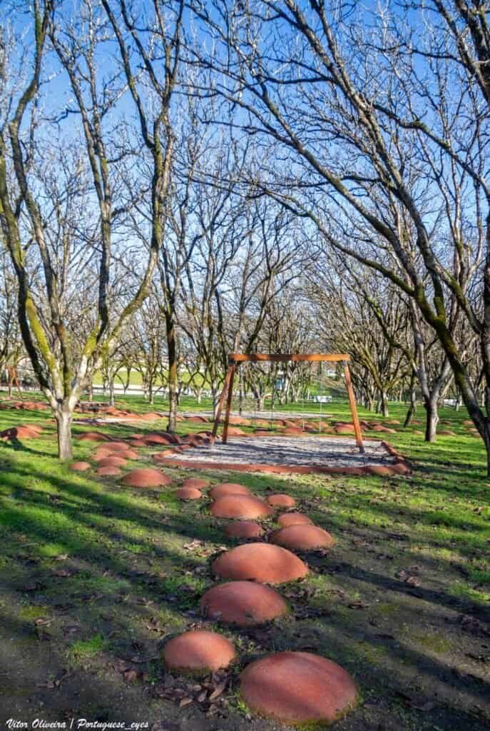 Baloiço entre árvores no Parque Urbano das Nogueiras, em São Pedro do Sul.